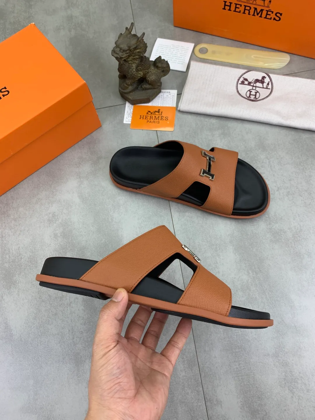 Men's shoes 💰P440 New [HERMES] high-end quality new Hermès slippers, made of imported calfskin, wear-resistant and non-slip rubber outsole. Fashionable and elegant code number: 39-44 (38 45 46 customized)